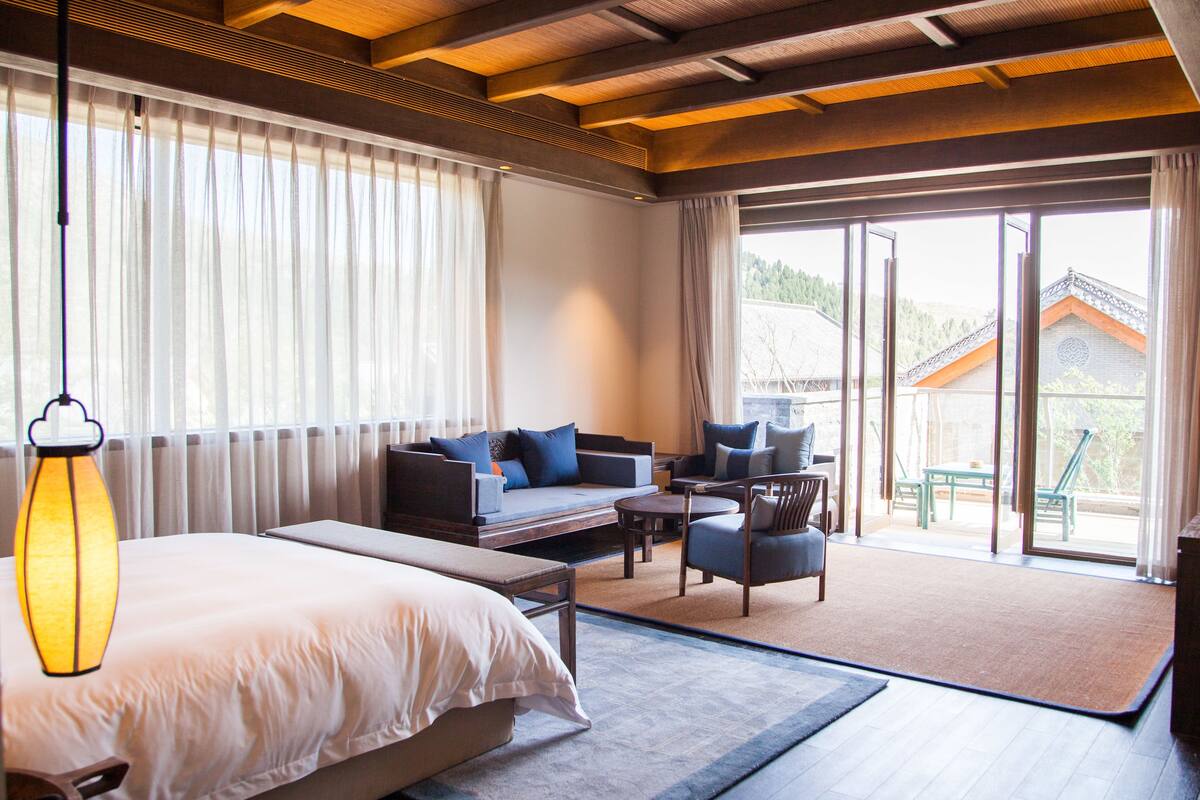 Minibar, escritorio, cortinas opacas y wifi gratis