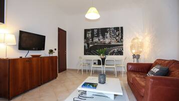 TV, lettore DVD, libri, impianto stereo