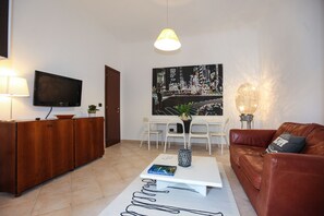 Fernseher, DVD-Player, Bücher, Stereoanlage