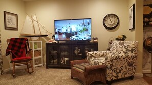 Una Smart TV, un reproductor de DVD, libros, una oficina