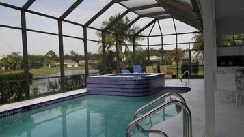 Alberca al aire libre y alberca climatizada