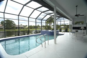 Una piscina al aire libre, una piscina climatizada
