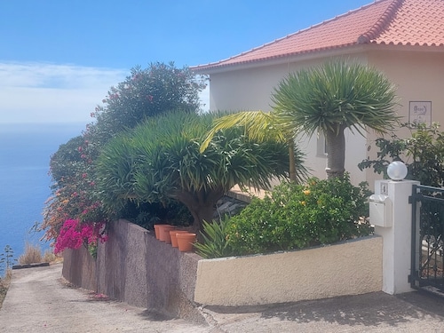 'Casa do Gabriel' spacious Madeirian villa with private garden and ocean view