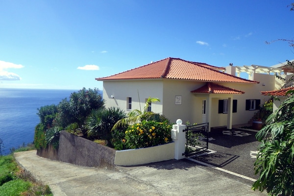 Casa do Gabriel with a 180 view of the Ocean