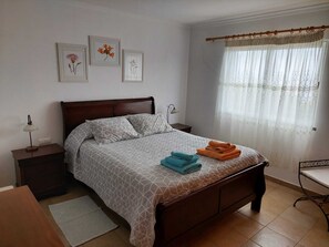 2 bedrooms, desk, iron/ironing board, free WiFi