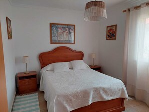 2 chambres, bureau, fer et planche à repasser, Wi-Fi gratuit