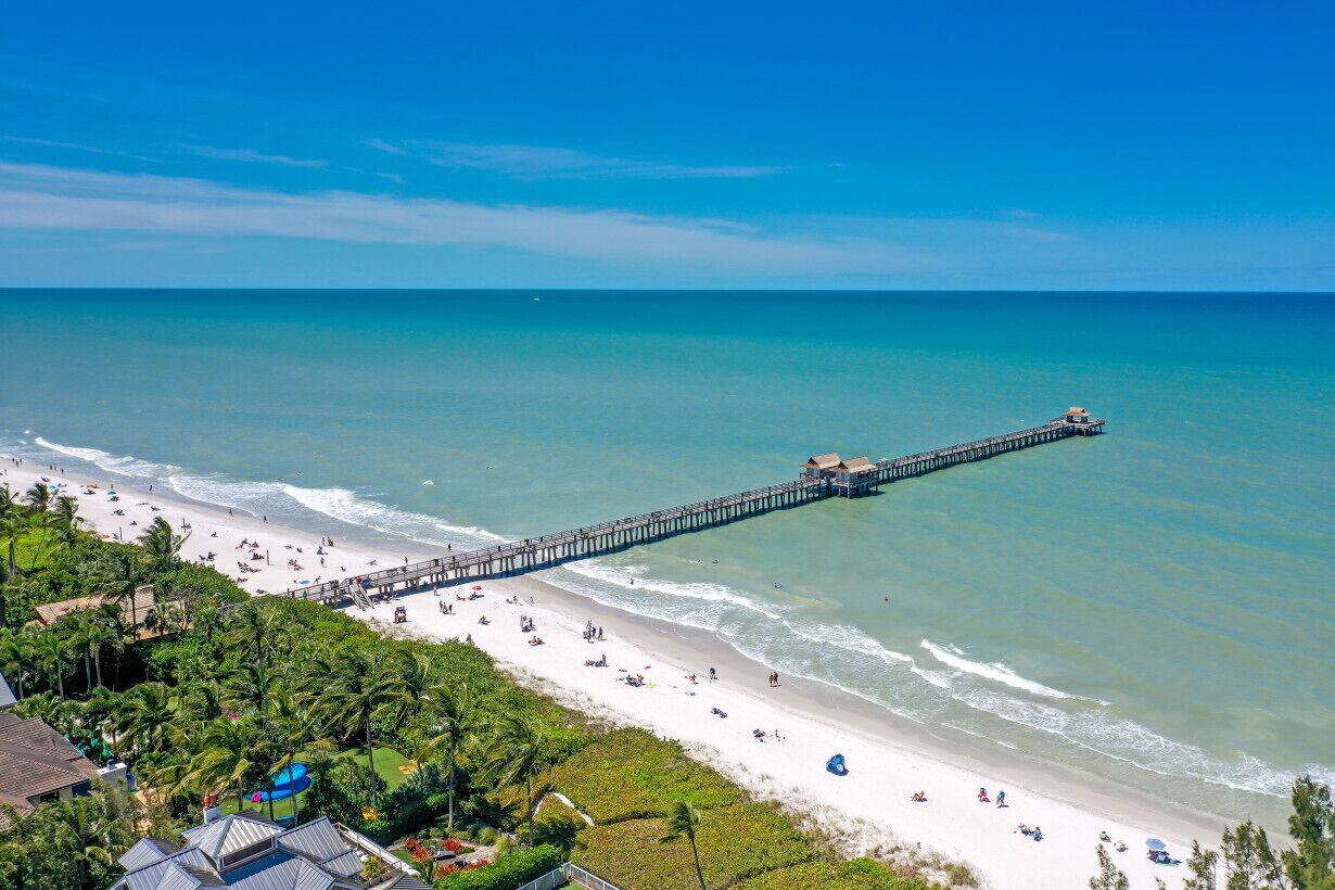 Rannalla, aurinkotuoleja, rantapyyhkeitä