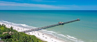 Moderne bassengvilla, få minutter fra strender, golf og shopping, gratis WiFi og parkering