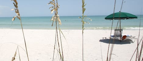 En la playa, camastros y toallas de playa