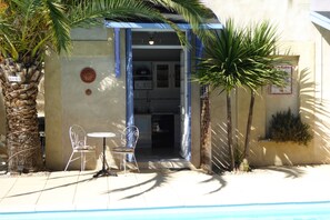 Outdoor dining - "Pool Studio" sleeps 2 self catering gite 10mins from Avignon! (Rognonas)