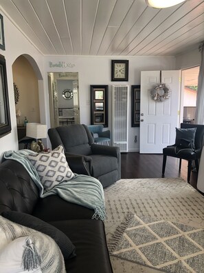 Smart TV, DVD player, books, offices