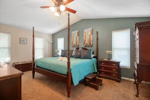 4 عدّة غرف نوم ومكواة/لوح كي وواي فاي وملاءات أسرّة