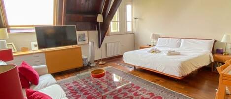 1 habitación, tabla de planchar con plancha, wifi gratis y ropa de cama