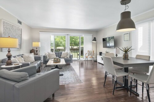 Renovated, Ground Level, 2 BR 2 BA, WiFi, Cable, Pool. 4 individuals max.