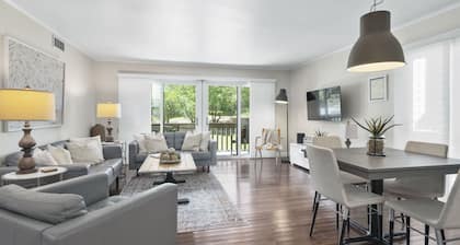 Renovated, Ground Level, 2 BR 2 BA, WiFi, Cable, Pool. 4 individuals max.