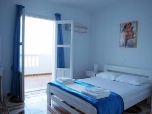 Caja de seguridad en la habitación y tabla de planchar con plancha 