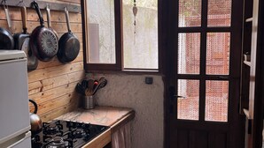 Private kitchen - Double Ensuite Room in a Cosy Guesthouse in a Small Village (Quentar (Granada))