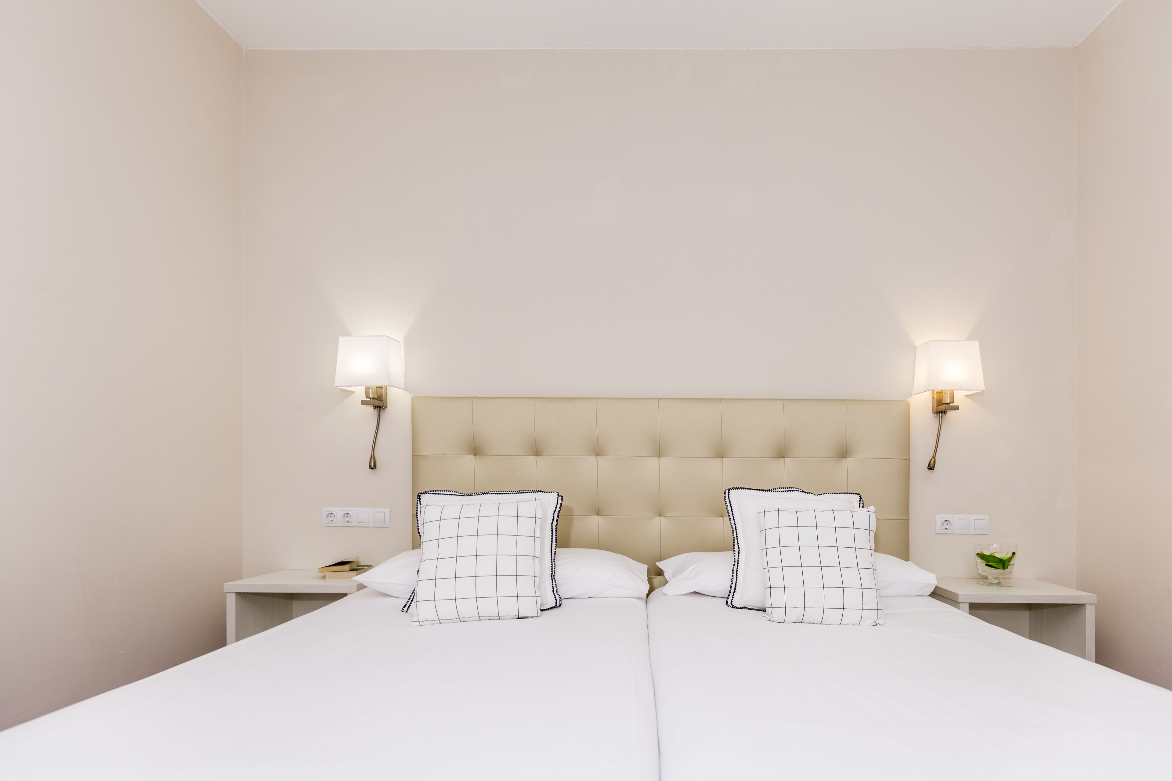 1 bedroom, desk, free wifi, bed sheets