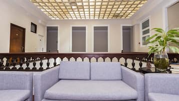 Coin salon dans le hall
