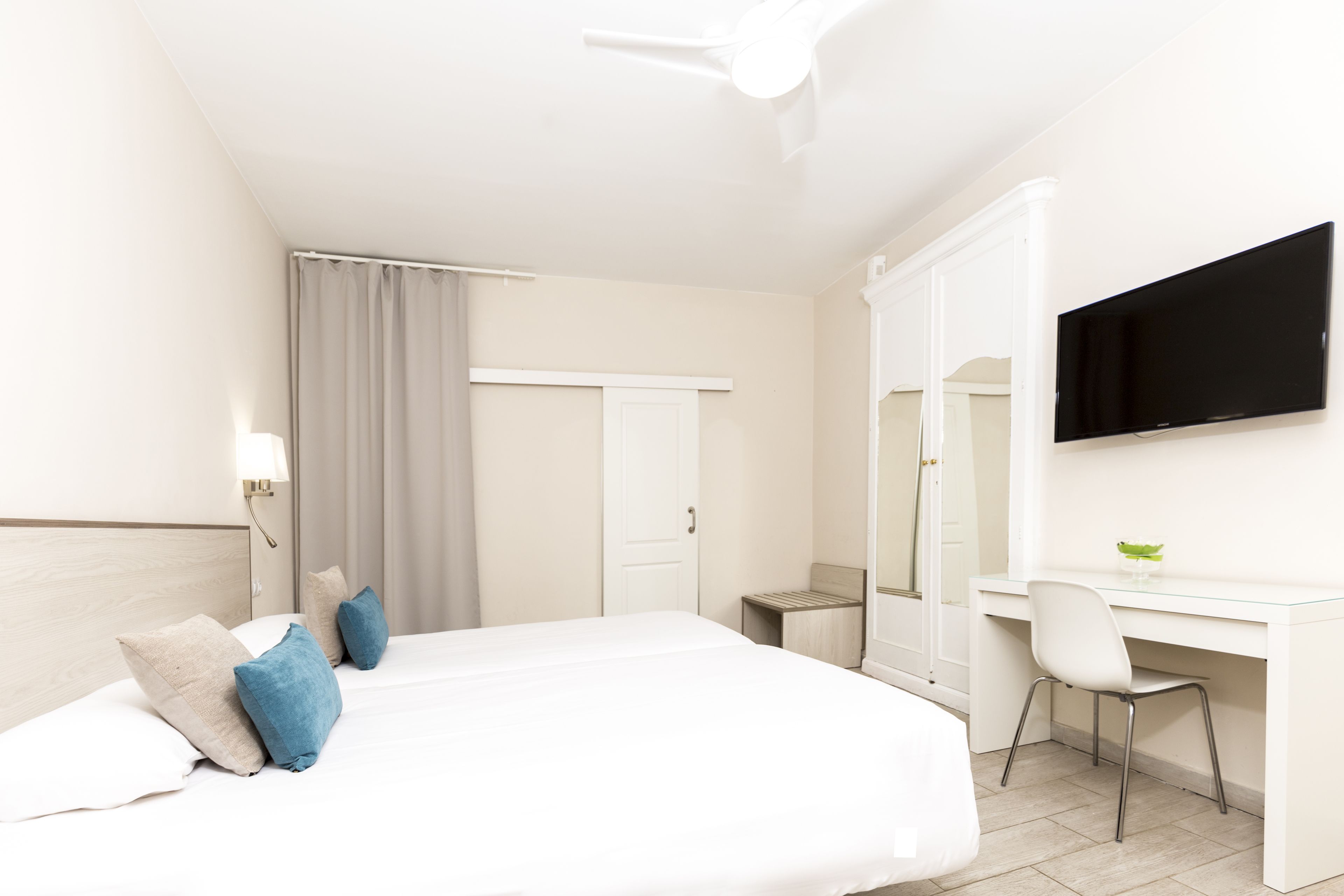 1 bedroom, desk, free wifi, bed sheets