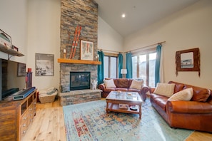 Smart TV, fireplace, DVD player, books - Luxury Mountain Village Townhome (Big Sky)