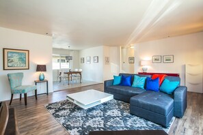 Een televisie, een open haard, een dvd-speler en een filmbibliotheek