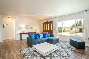 Televisión, chimenea, reproductor de DVD y videoteca