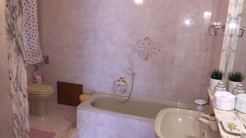 Tripla Classic, vista giardino, lato giardino | Bagno | Doccia, set di cortesia gratuito, asciugacapelli, asciugamani