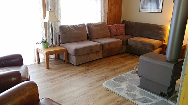Smart TV, fireplace, Netflix, streaming services