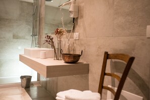 Suite Junior | Salle de bain | Douche hydromassante, articles de toilette gratuits, sĂšche-cheveux