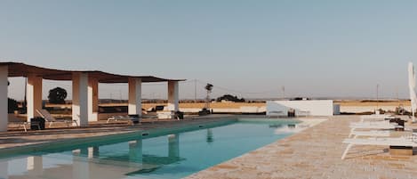 Piscine extérieure en saison, accÚs possible de 9 h à 19 h 30, parasols