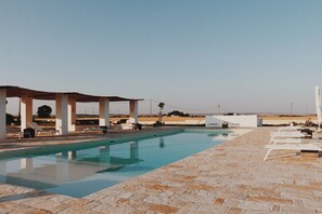 Seasonal outdoor pool, open 9:00 AM to 7:30 PM, pool umbrellas - Masseria Fontana di Vite (Matera)