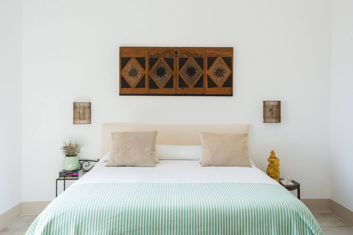 Luxe beddengoed, een minibar, een kluis op de kamer, een bureau