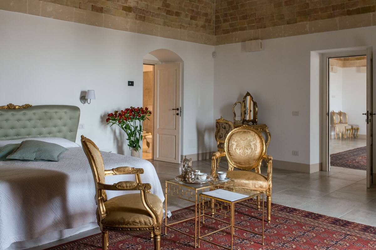 Executive suite | Luxe beddengoed, een minibar, een kluis op de kamer, een bureau