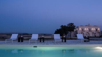 Una piscina al aire libre de temporada (de 09:00 a 19:30), sombrillas