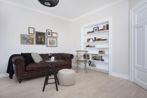 Fernseher, Bücher, Stereoanlage