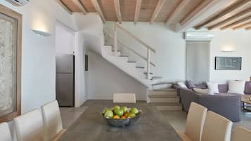 Deluxe Villa, 4 Bedrooms | In-room dining