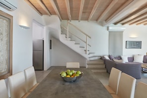 Deluxe-Villa, 4 Schlafzimmer | Essbereich im Zimmer