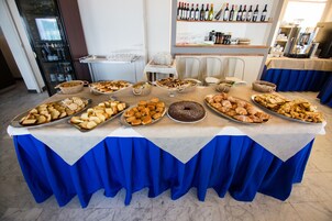 Se ofrece un desayuno bufé todos los días (por un coste adicional)