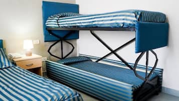 Habitación cuádruple | Minibar, escritorio, cunas y wifi gratis