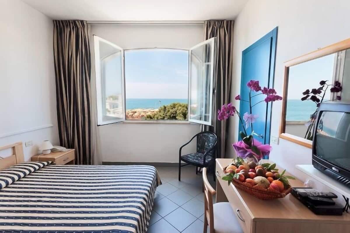 Camera doppia, vista mare | Minibar, una scrivania, culle/letti per bambini (a pagamento)