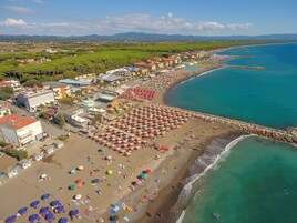 Ubicación cercana a la playa y 4 bares en la playa