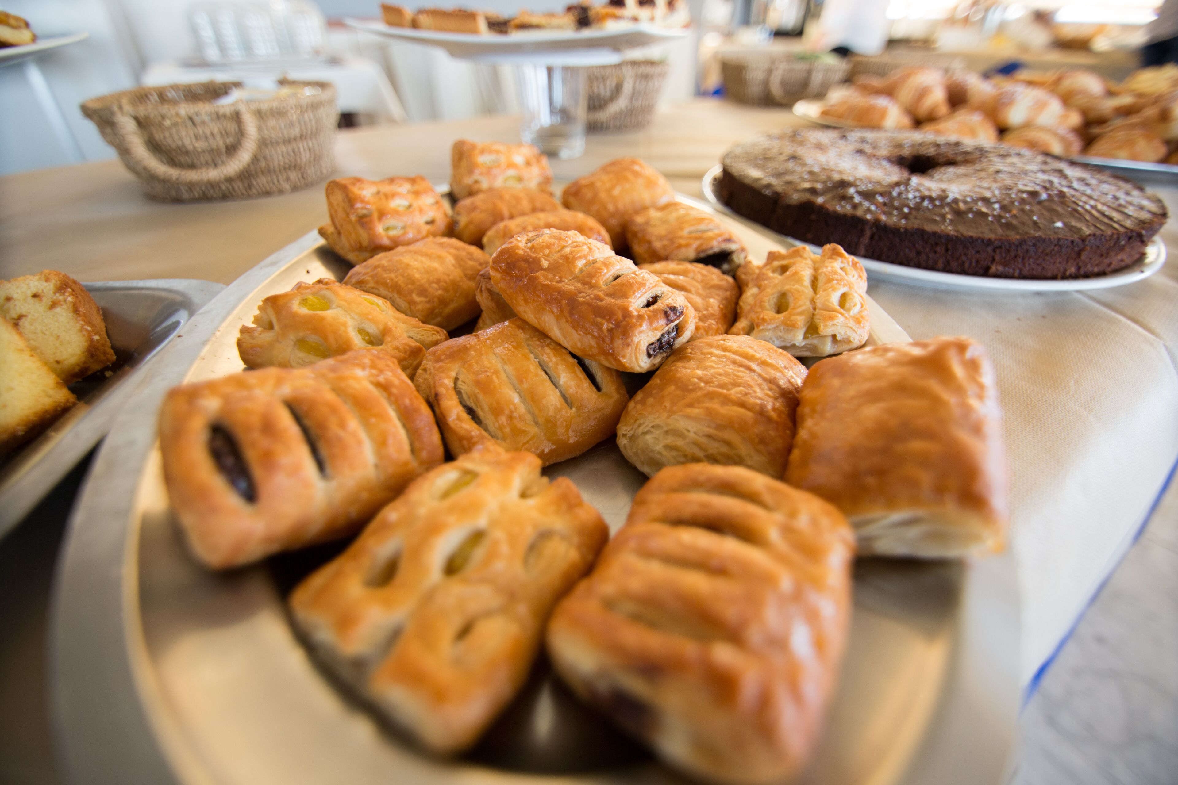 Varietat de pastissos i productes de forneria a la vista.