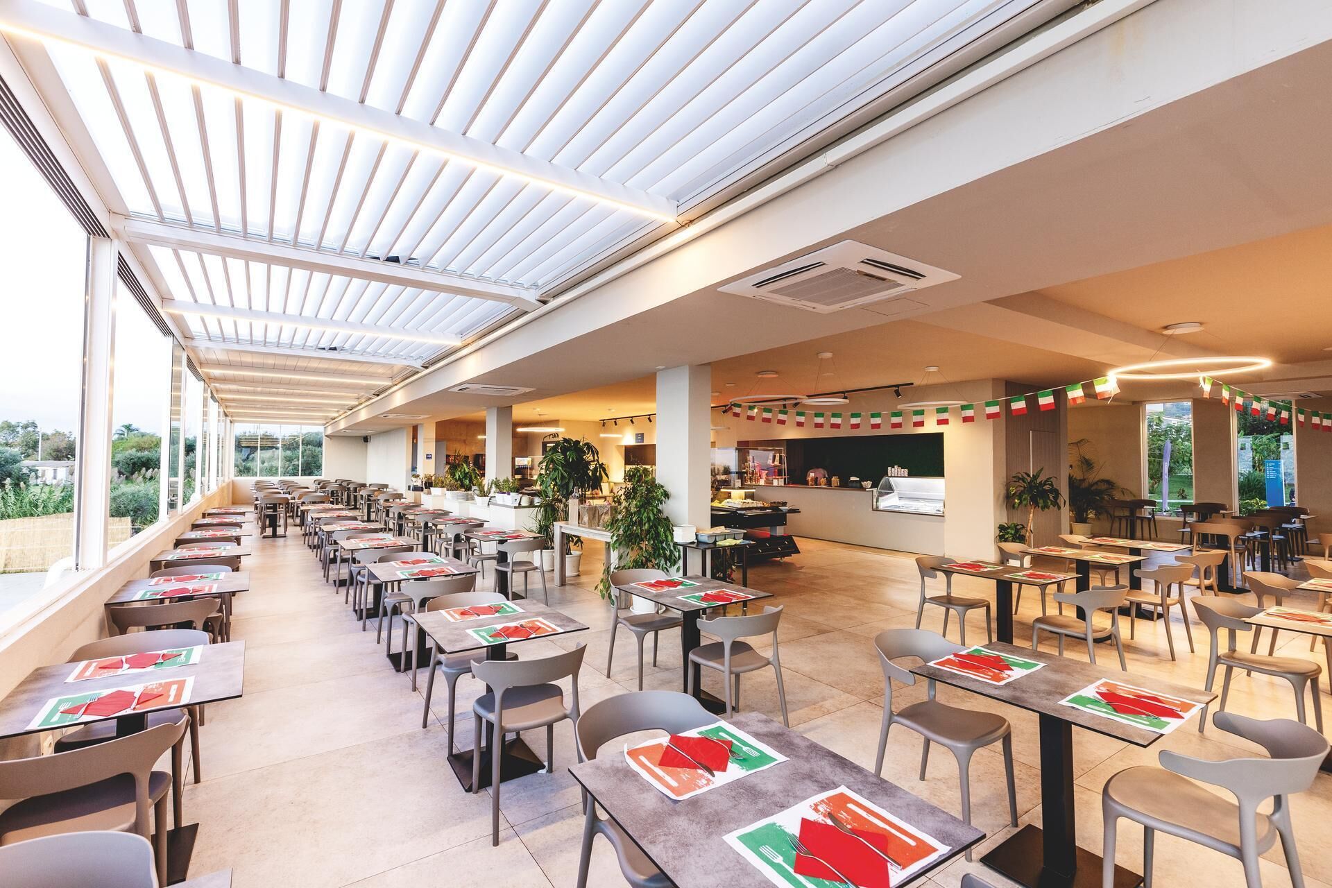 2 restaurantes; se sirven desayunos y cocina local e internacional 