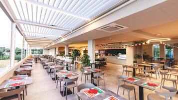 2 restaurantes; se sirven desayunos y cocina local e internacional