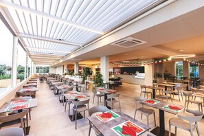 2 restaurants, spécialités Cuisine locale et internationale