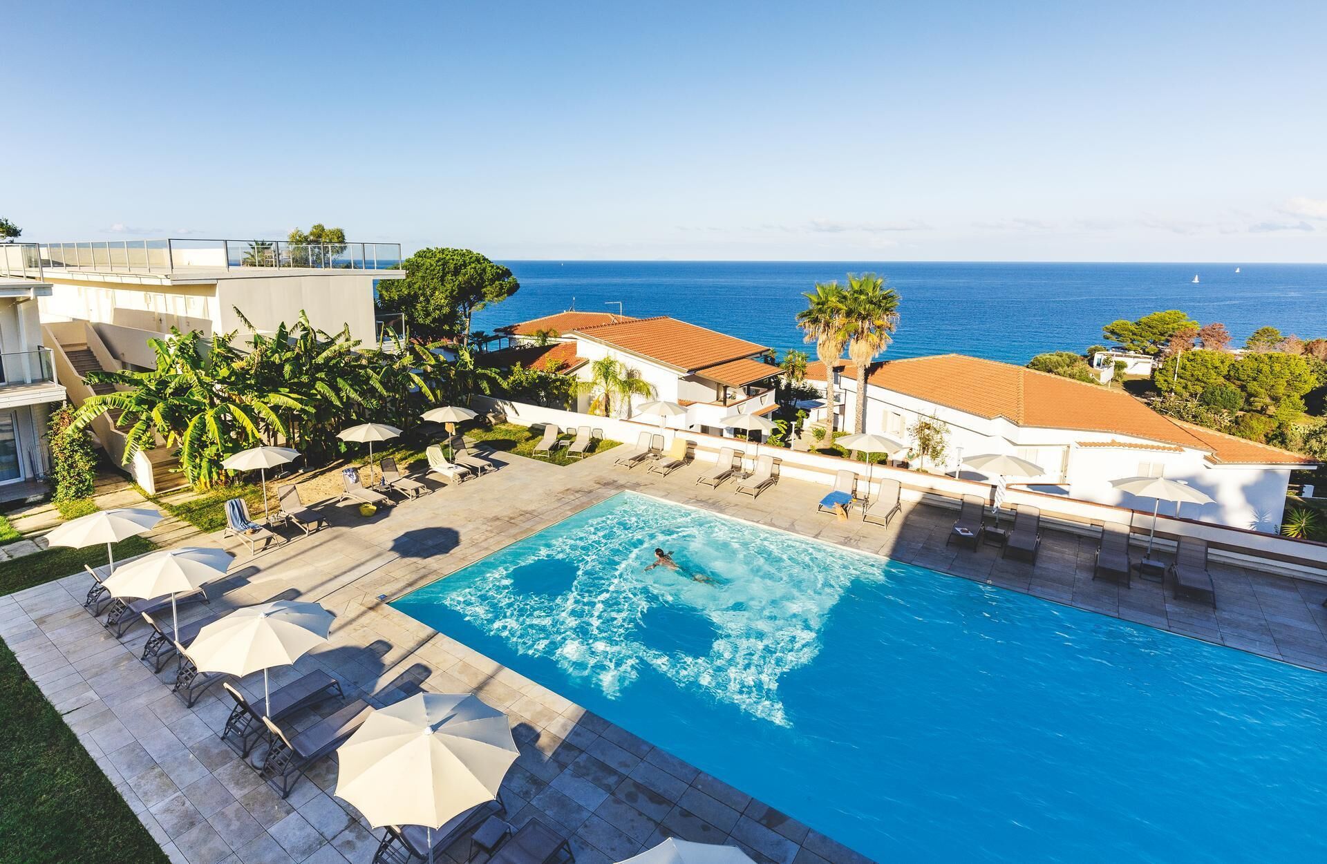 季节性开放的室外游泳池，09:00 至 19:30 开放，池畔遮阳伞，日光浴躺椅