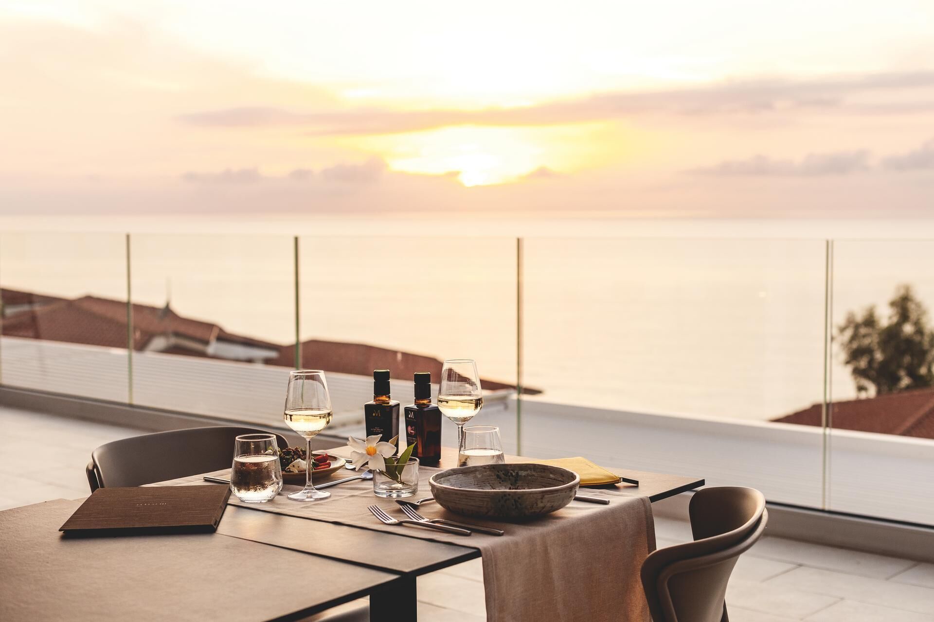 2 restaurants, breakfast, lunch served; local and international cuisine