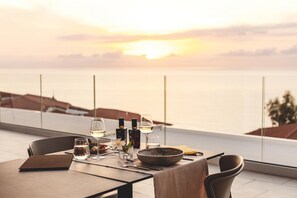 2 restaurants, breakfast, lunch served; local and international cuisine 