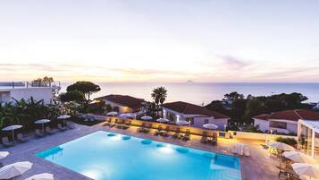 Außenpool (je nach Saison geöffnet), Sonnenschirme, Liegestühle